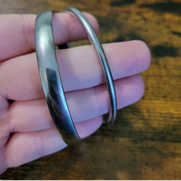Vintage Monet Silver Tone Bangle Bracelets 2pc Pre-Owned One Size EUC - Picture 3 of 4